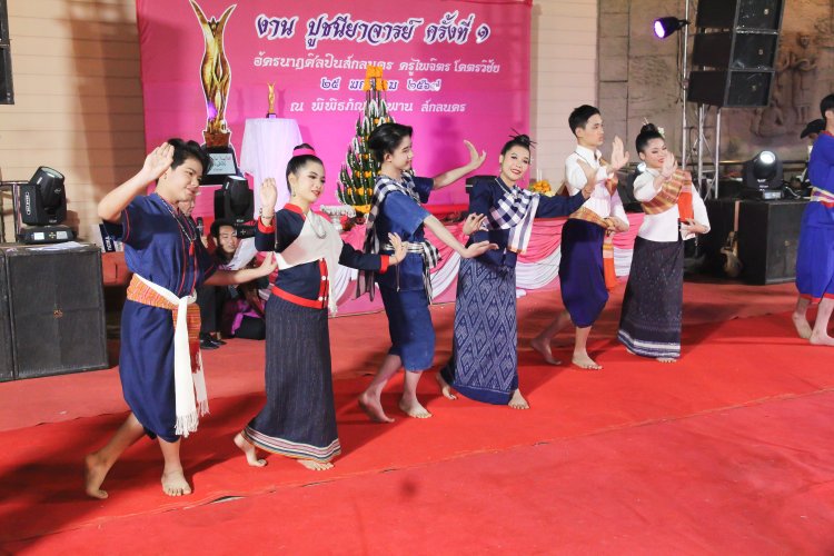 การแสดงนาฏศิลป์ในงานเทิดเกียรติ ปูชนียาจารย์ ครั้งที่ 1 อัครนาฏศิลปินสกลนคร  อาจารย์ไพจิตร โคตรวิชัย วันที่ 25 มกราคม 2567 ณ พิพิธภัณฑ์ภูพาน อ.เมือง สกลนคร โดย ชมรมภูพานรักหนองหารหลวง